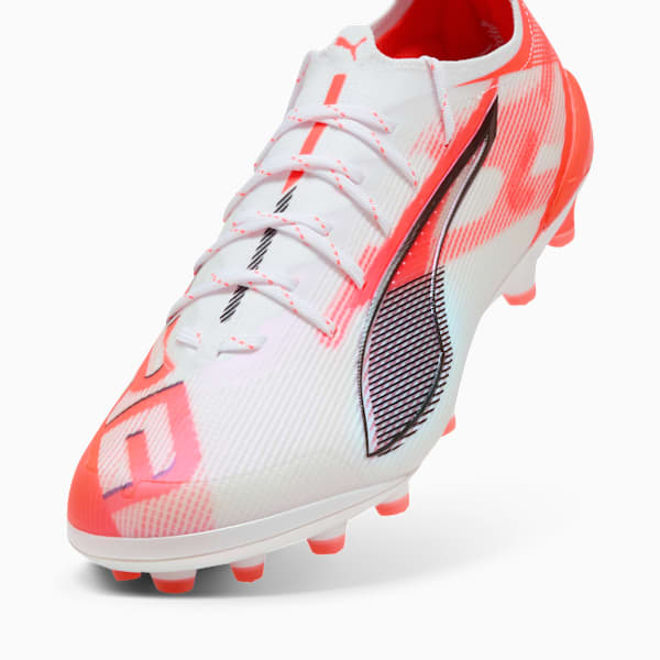 White PUMA football boot with coral details, laces and the brand's logo on the side.