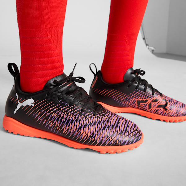Botas de fútbol FUTURE 8 PLAY TT para jóvenes, PUMA Black-PUMA White-Glowing Red, extralarge
