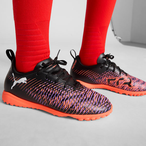 Tacos de fútbol adolescente FUTURE 8 PLAY TT para adolescentes, PUMA Black-PUMA White-Glowing Red, extralarge