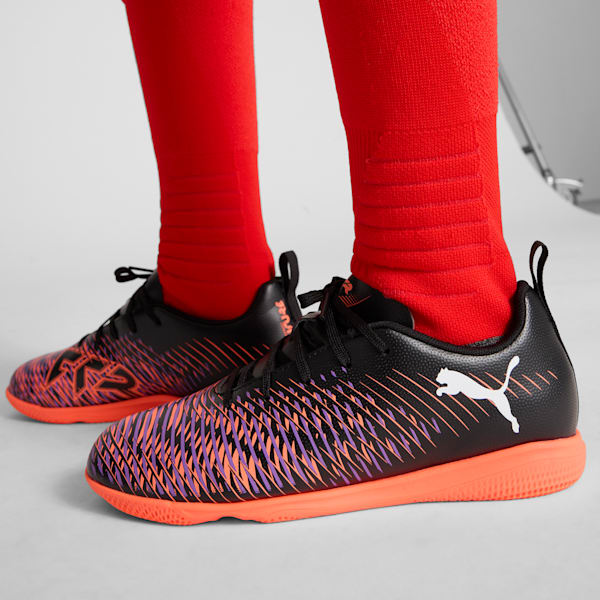 Tacos de fútbol para hombre para entrenamiento en interiores FUTURE 8 PLAY, PUMA Black-PUMA White-Glowing Red, extralarge