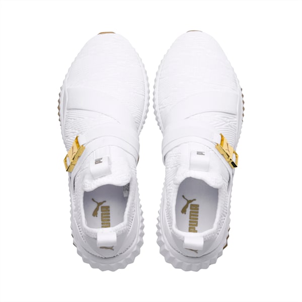 Zapatos deportivos Defy  Varsity Mid para mujer, Puma White-Metallic Gold, extragrande