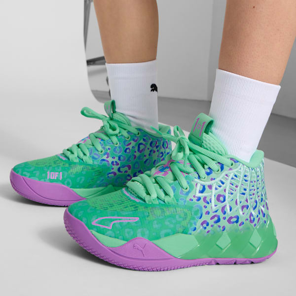 Tenis de básquet MB.01 Alien Safari para adolescentes, Green Glimmer-Pure Magenta-Hyperlink Blue, extralarge