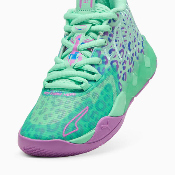 Tenis de básquet MB.01 Alien Safari para adolescentes, Green Glimmer-Pure Magenta-Hyperlink Blue, extralarge