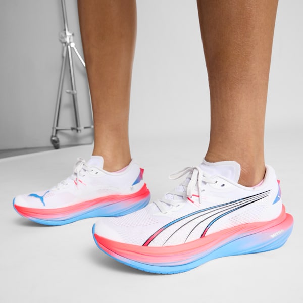 Tenis PUMA x ALEX TOUSSAINT Deviate NITRO™ 3 para mujer, PUMA White-Team Light Blue-PUMA Silver, extralarge
