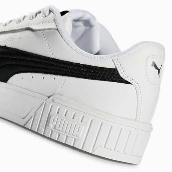 White PUMA trainer, for adults, with a black stripe and logo detail.
