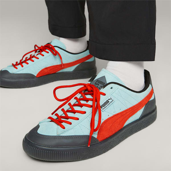 Zapatos deportivos de goma PUMA x PERKS AND MINI Clyde para hombre, Light Aqua-Warm Earth
