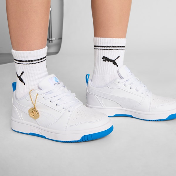 Tenis de cuello bajo para niños grandes Rebound V6 Boys and Girls Club, PUMA White-Cloisonne-Puma Team Gold, extralarge