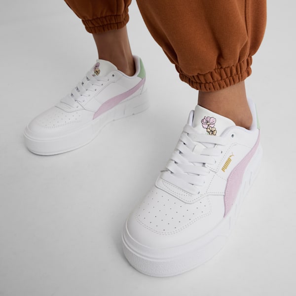 Cali Court New Bloom Women's Sneakers, ligeras y de alta velocidad con una pieza bajo el talón de la espuma patentada Ignite de Puma, extralarge