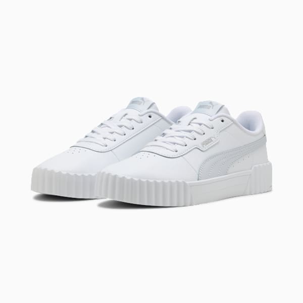 White PUMA trainers for adults, with lace-up closure and textured sole.