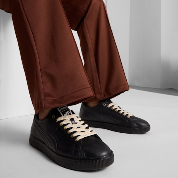 PUMA x THE BROOKLYN CIRCUS Clyde Zapatillas Hombre, PUMA Black-Light Sand-PUMA Gold, extralarge