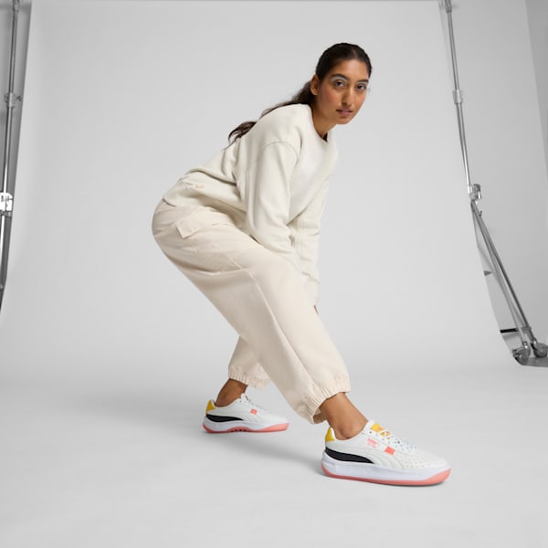 Tenis GV Special Vegas Flagship para mujer, PUMA White-New Navy-Sunny Yellow-Peach Frost, extralarge