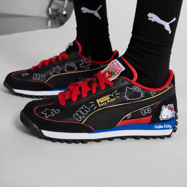 Tenis para mujer Easy Rider Goth PUMA x HELLO KITTY® AND FRIENDS, PUMA Black-For All Time Red-Mountain Blue, extralarge