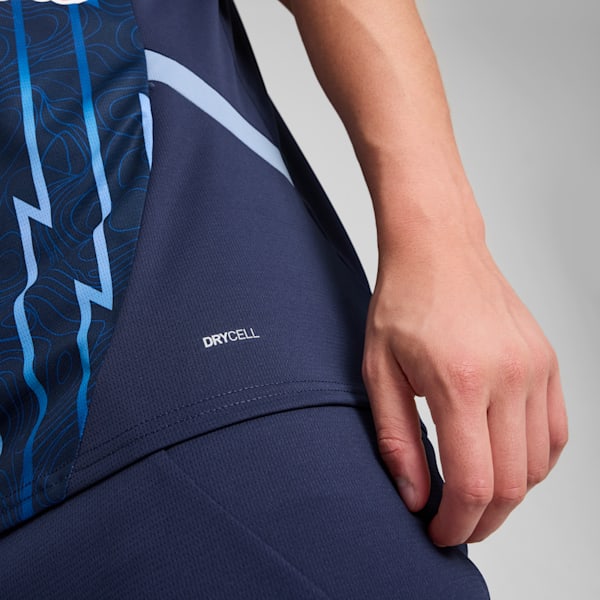 Close-up of a person wearing a navy blue shirt with light blue accents and 'DRYCELL' text.
