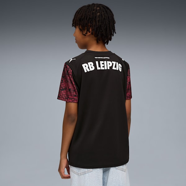 A model faces away on grey, wearing a black RB Leipzig t-shirt with patterned sleeves.