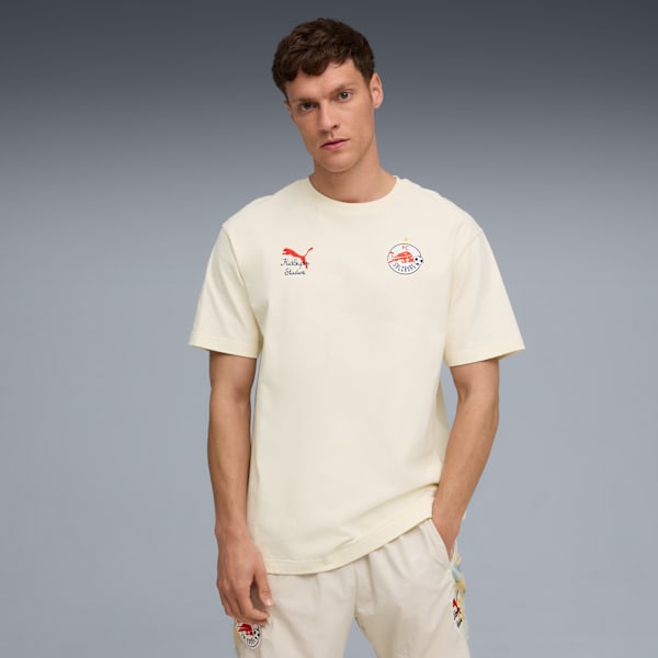 メンズ PUMA x KIDSUPER STUDIOS RBザルツブルク グラフィック 半袖 Tシャツ, Frosted Ivory-PUMA Red, extralarge-JPN