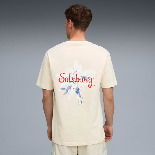 メンズ PUMA x KIDSUPER STUDIOS RBザルツブルク グラフィック 半袖 Tシャツ, Frosted Ivory-PUMA Red, extralarge-JPN