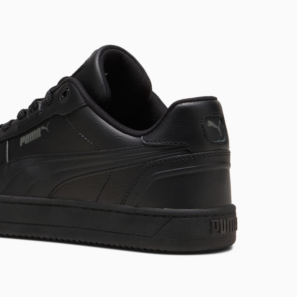 Puma negro saltando outlet