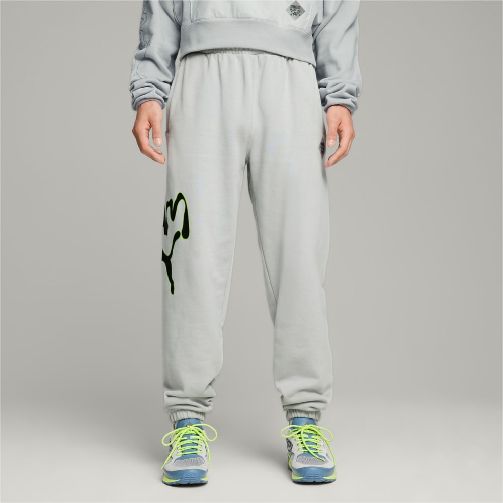 Изображение Puma Спортивные штаны PUMA x PERKS AND MINI Graphic Sweatpants #1: Flat Light Gray