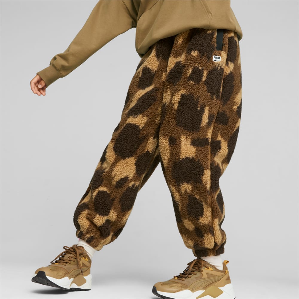 Изображение Puma Штаны DOWNTOWN Women’s Sherpa Pants #1: Chocolate Chip-AOP