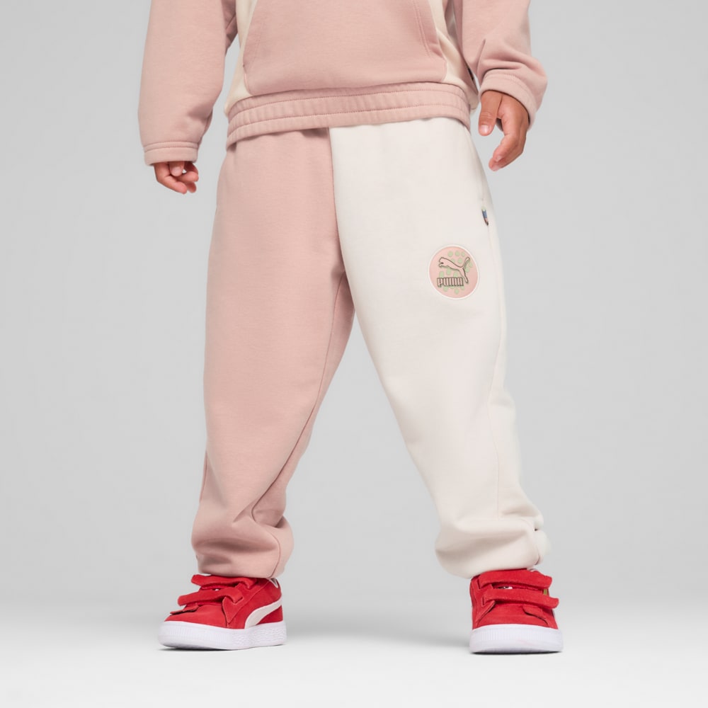 Изображение Puma Брюки спортивные детские CLASSICS PUMA FC Sweatpants Kids #1: Island Pink