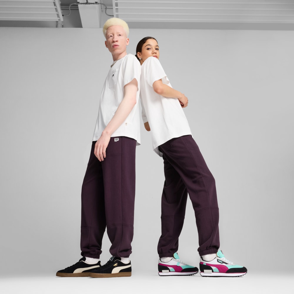 Изображение Puma Брюки спортивные DOWNTOWN Relaxed Sweatpants Unisex #1: Midnight Plum