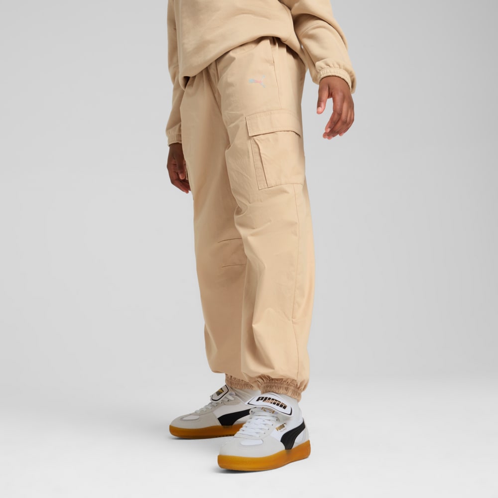 Изображение Puma Детские брюки-карго BUTTERFLY VIBE Cargo Pants Youth #1: Light Sand