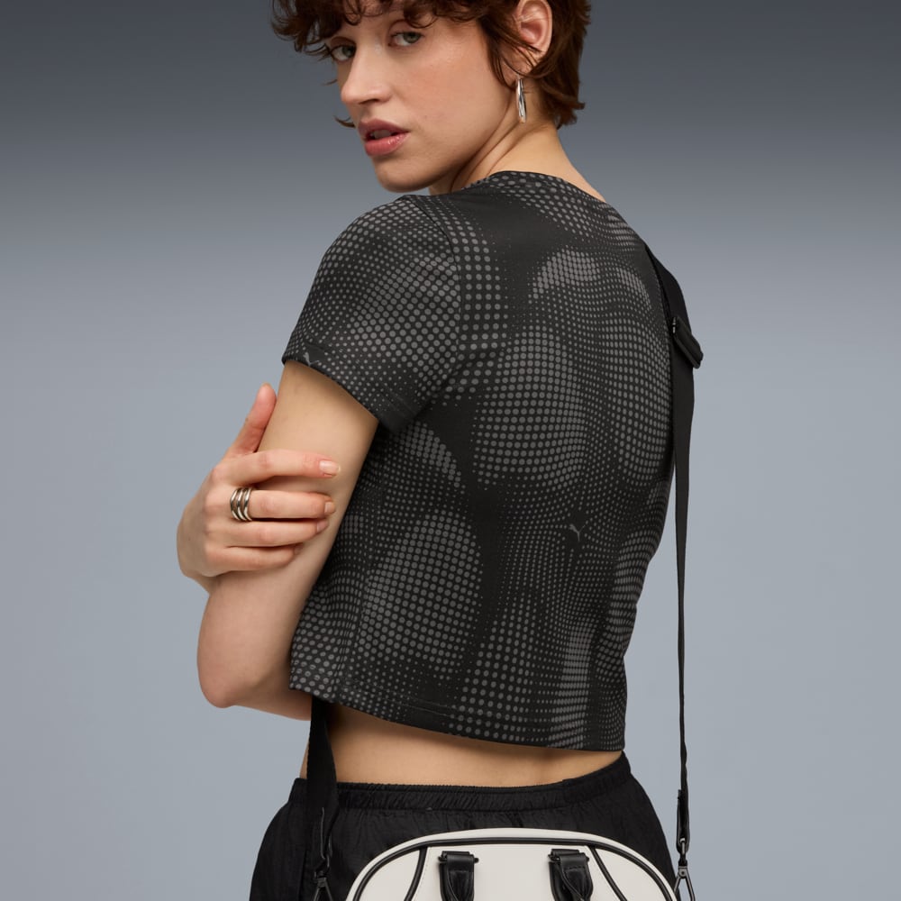 Imagen PUMA Polera corta estampada DARE TO para mujer #2