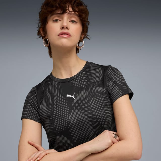 Imagen PUMA Polera corta estampada DARE TO para mujer