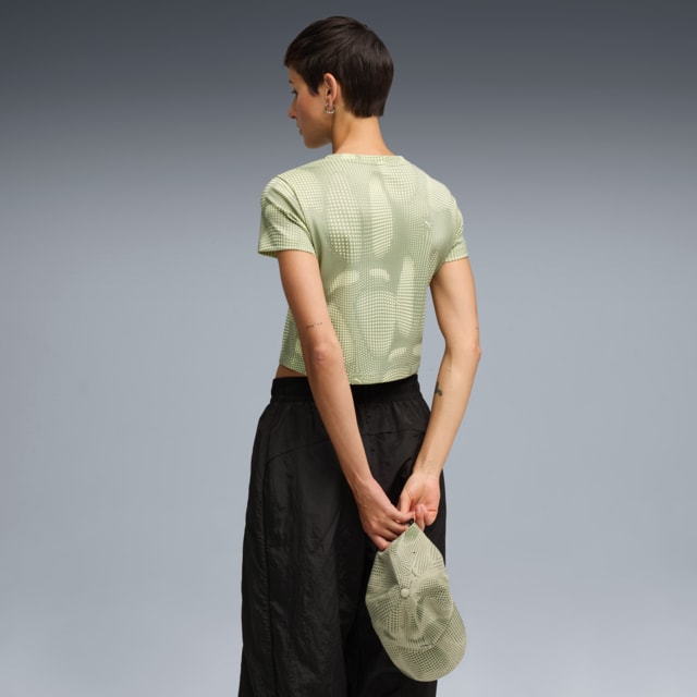 Imagen PUMA Polera corta estampada DARE TO para mujer