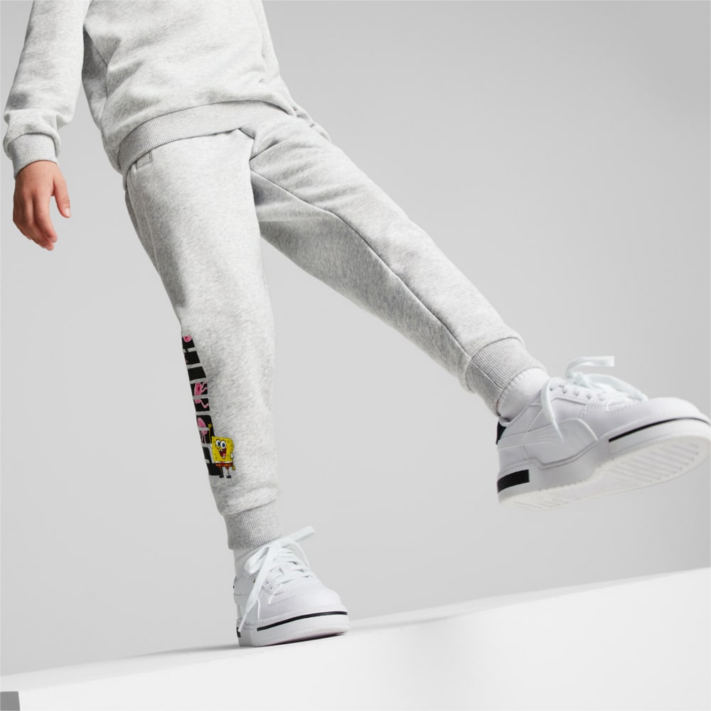 Изображение Puma Детские тренировочные штаны PUMA x SPONGEBOB Sweatpants Kids #1: light gray heather
