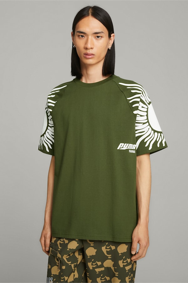 PUMA x PLEASURES Graphic Tee, Myrtle, extralarge-GBR