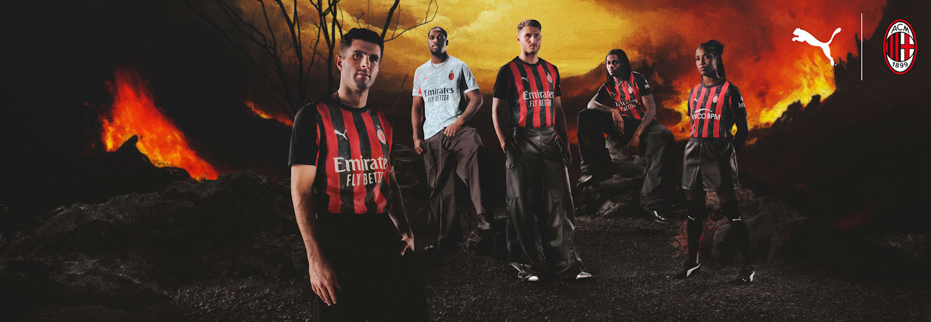 Cinq modèles posent en maillots de foot de l'AC Milan sur fond de coucher de soleil.