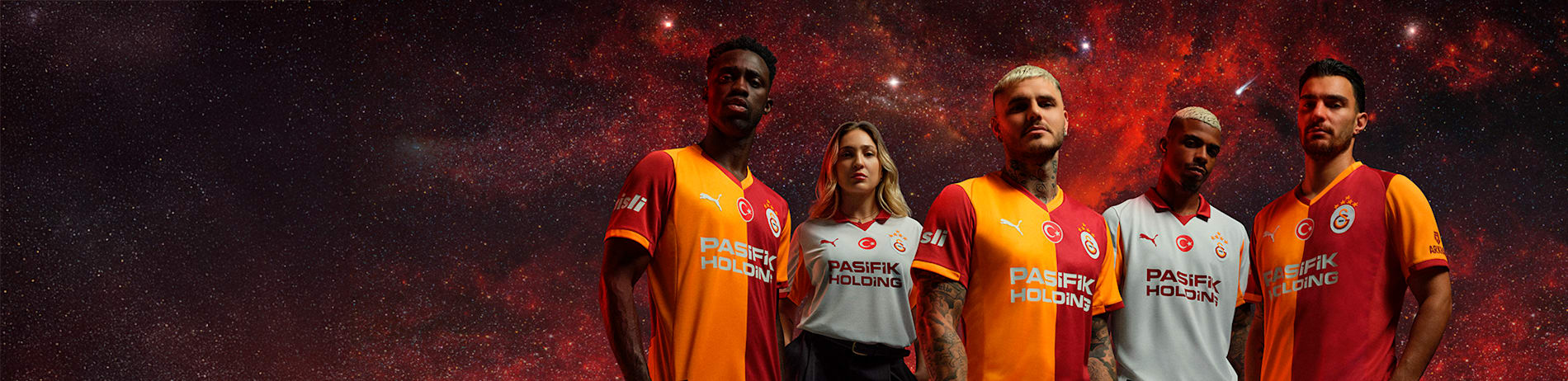 Five football players pose in Galatasaray kits against a space and desert backdrop.