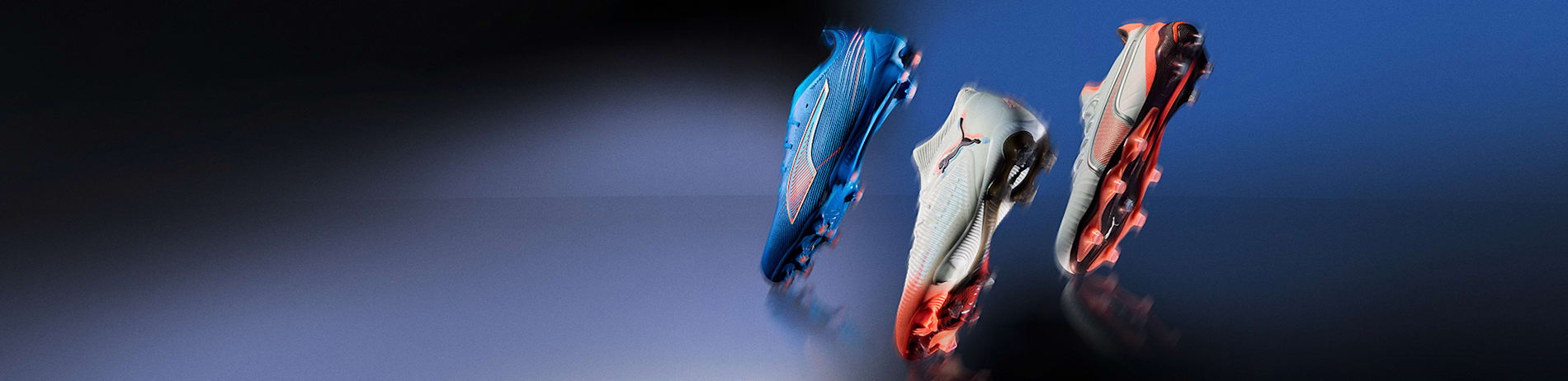 Ein blauer Fußballschuh ist neben einem blauen Rennwagen vor einem schwarz-weißen Hintergrund abgebildet.