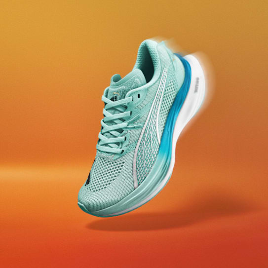 Vor einem orangefarbenen Hintergrund scheint ein hellblauer Laufschuh mit weißen Streifen zu schweben.