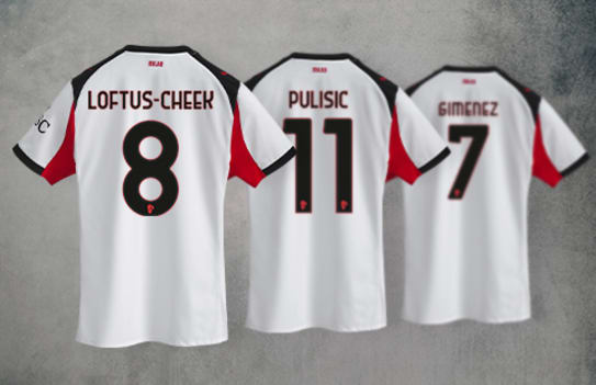 Drie AC Milan uitshirts tonen namen en nummers van spelers op een grijze achtergrond.