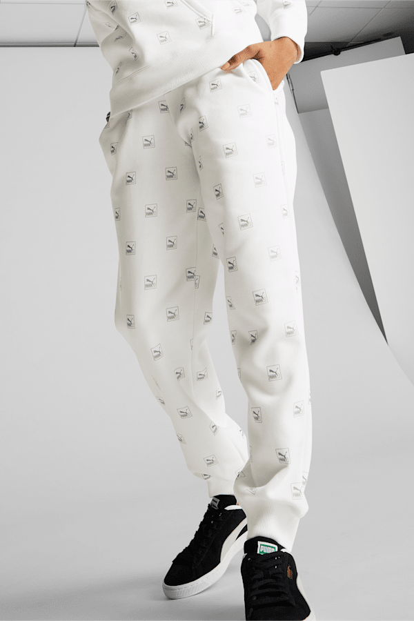 https://images.puma.com/image/upload/t_vertical_model,w_600/global/537060/02/mod02/fnd/PNA/fmt/png/Brand-Love-Women's-Printed-Sweatpants