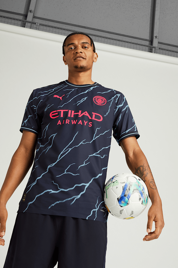 https://images.puma.com/image/upload/t_vertical_model,w_600/global/770459/03/mod01/fnd/PNA/fmt/png/Manchester-City-23/24-Third-Authentic-Men's-Jersey